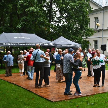 Muzyka ludowa rozbrzmiała przed Muzeum Kolberga