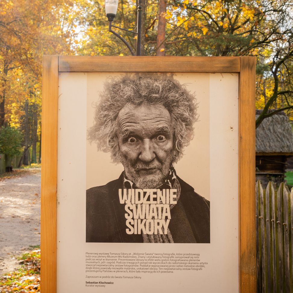 Jeszcze przez miesiąc! Plenerowa wystawa Tomasza Sikory „Widzenie Świata Sikory” w Muzeum Wsi Radomskiej