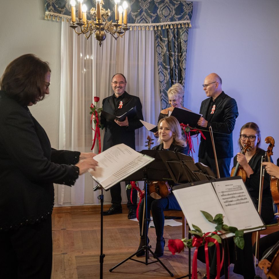 Muzyka, która niesie pamięć. Uroczysty koncert w Dworze z Brzeziec poruszył serca publiczności