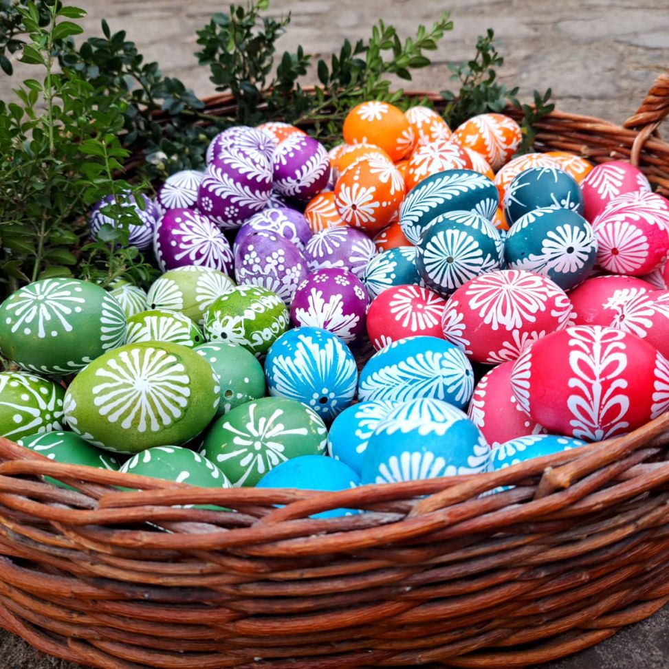 Lekcja pisania pisanek w Muzeum Wsi Radomskiej