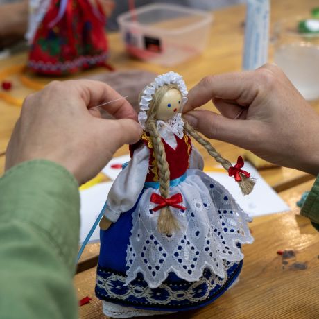 Magia tradycji i rękodzieła – relacja z warsztatów tworzenia lalek iłżeckich w Muzeum Wsi Radomskiej