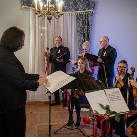 Muzyka, która niesie pamięć. Uroczysty koncert w Dworze z Brzeziec poruszył serca publiczności