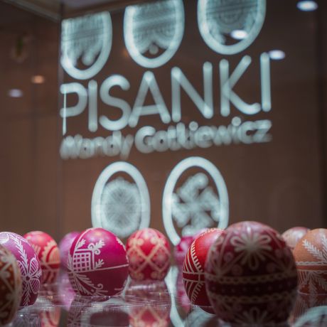 Zaproszenie na oprowadzanie kuratorskie i wykład o współczesnych pisankach